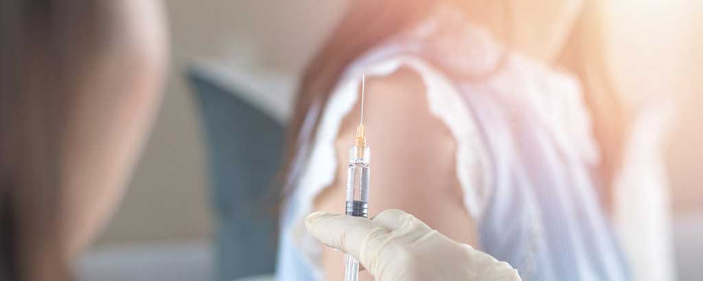 ¿Por qué tu cuerpo reacciona a las vacunas?